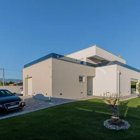 Stunning Marea With A Private Pool ורסי